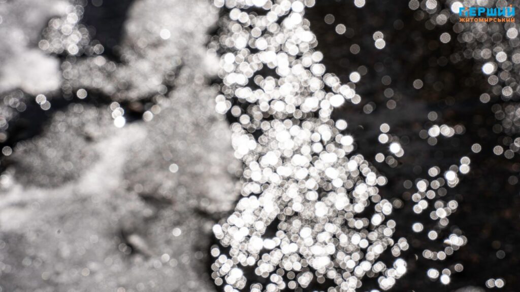 Весна наздоганяє календар: у Житомирі тане сніг, блищить вода...