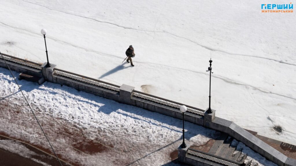 Весна наздоганяє календар: у Житомирі тане сніг, блищить вода...