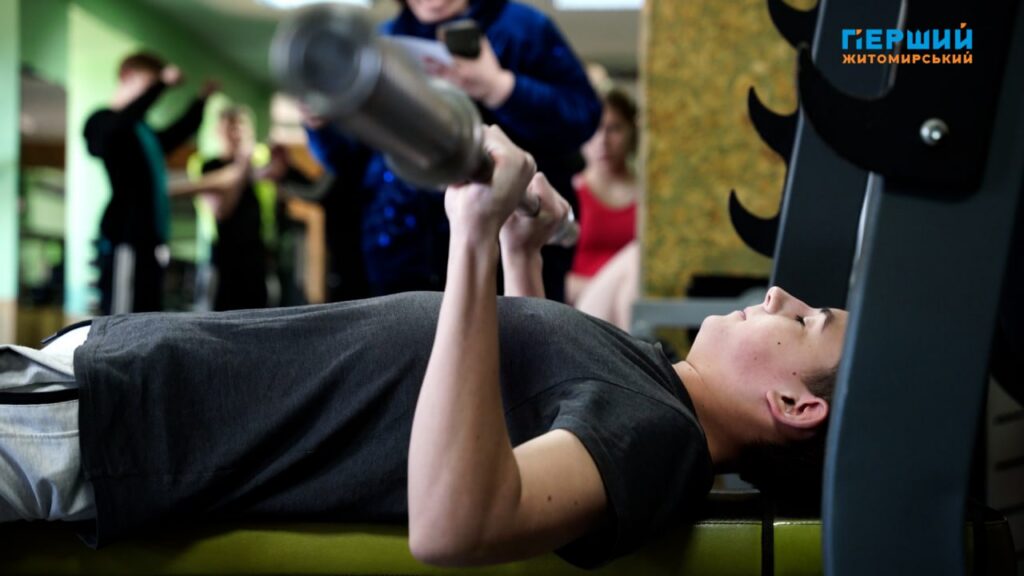 Екстремальний жим у Житомирі: молодь змагалася на кількість повторень