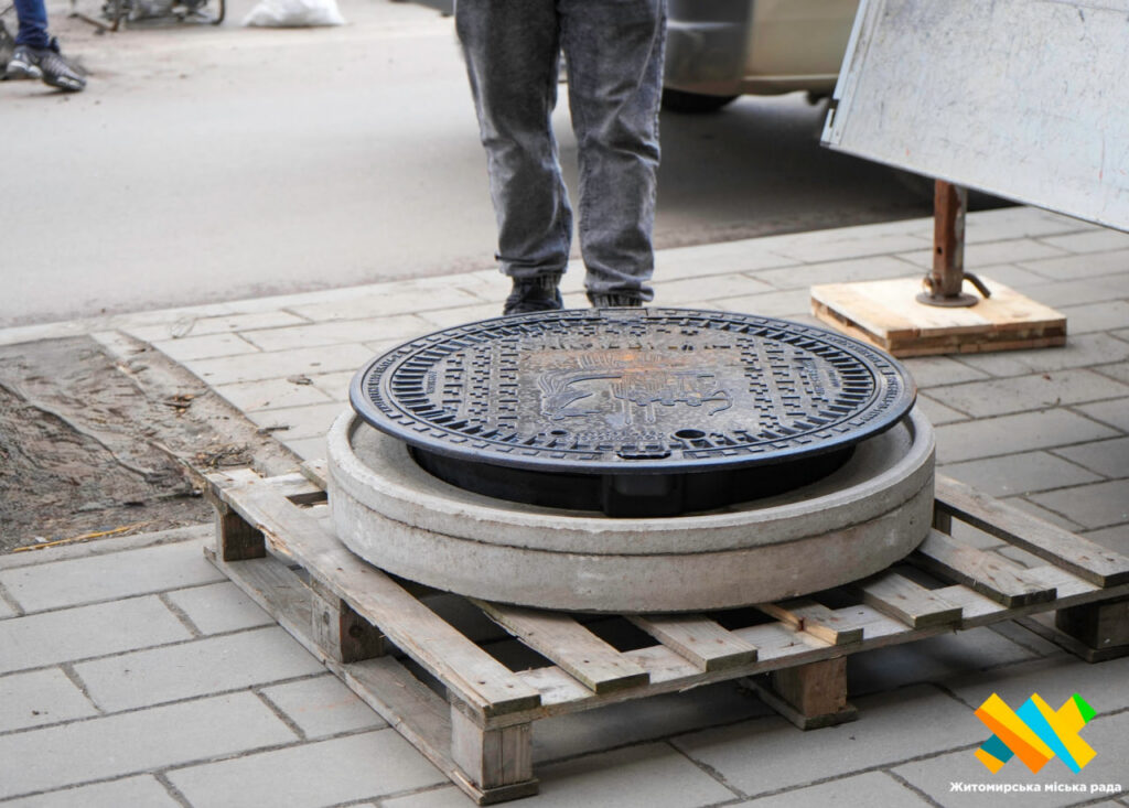 У Житомирі тестують перший самонівелюючий люк: його встановили на...