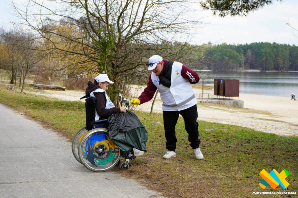прибирають берег Тетерева