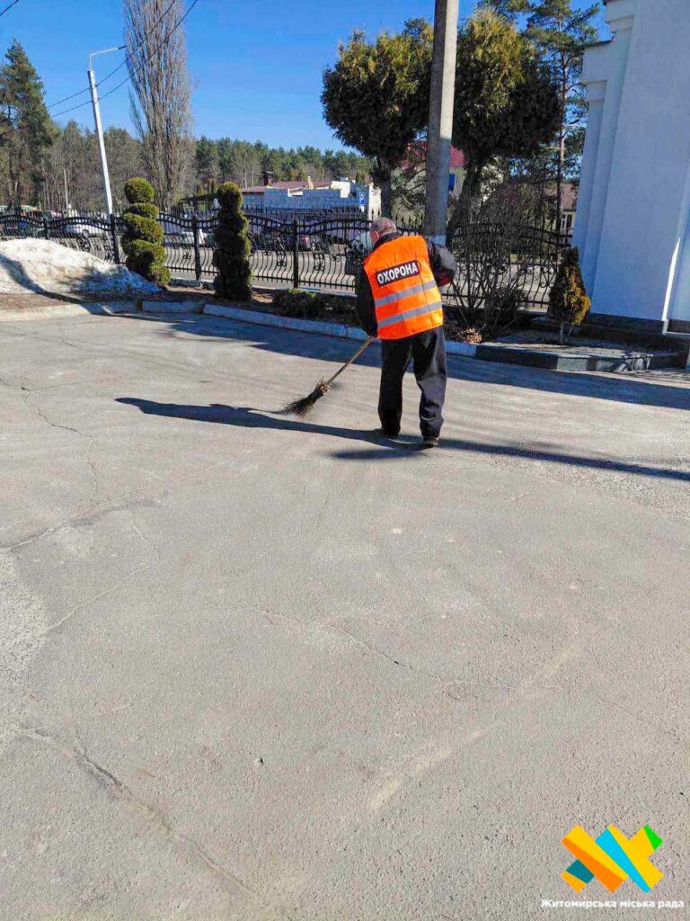 У Житомирі стартував весняний місячник благоустрою: комунальники прибирають місто