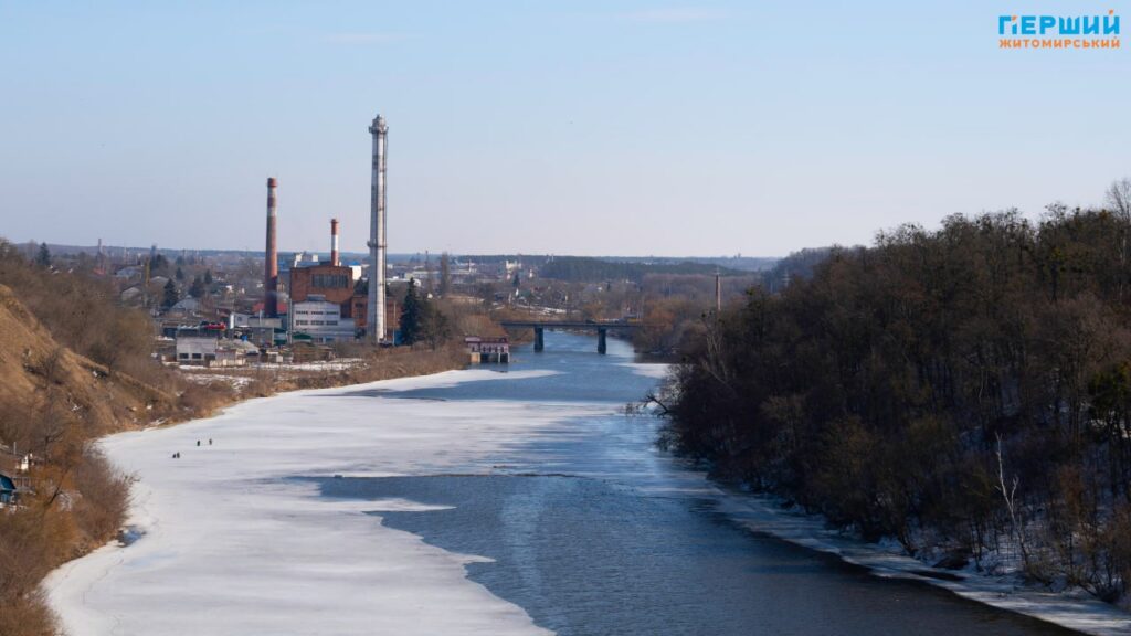 Весна наздоганяє календар: у Житомирі тане сніг, блищить вода...