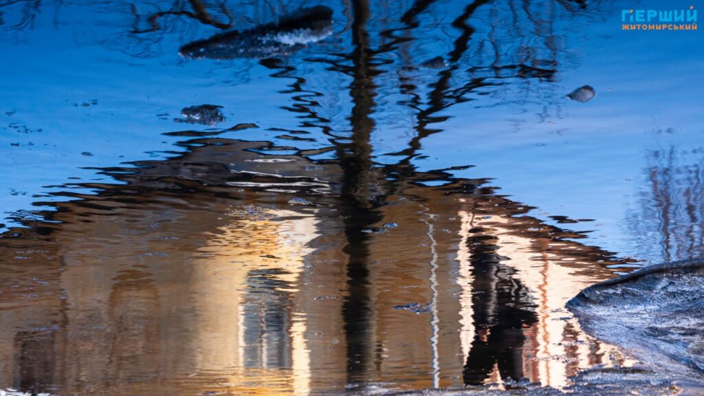 Весна наздоганяє календар: у Житомирі тане сніг, блищить вода...