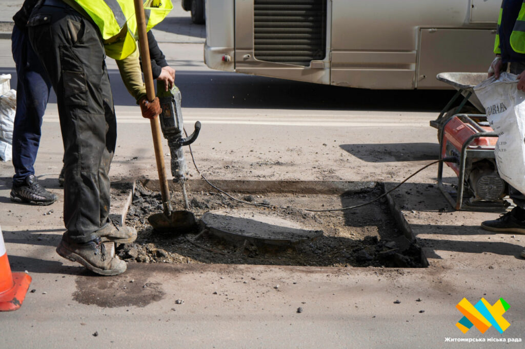 У Житомирі тестують перший самонівелюючий люк: його встановили на...