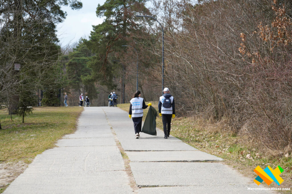 прибирають берег Тетерева