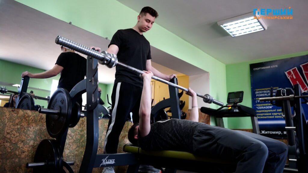 Екстремальний жим у Житомирі: молодь змагалася на кількість повторень