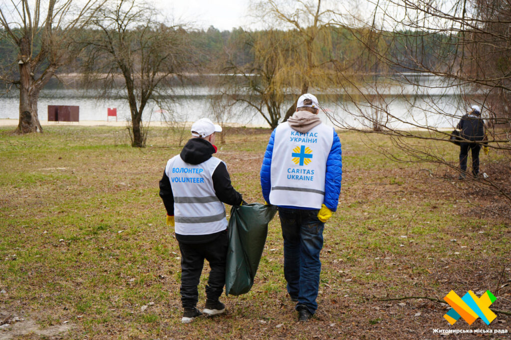 прибирають берег Тетерева
