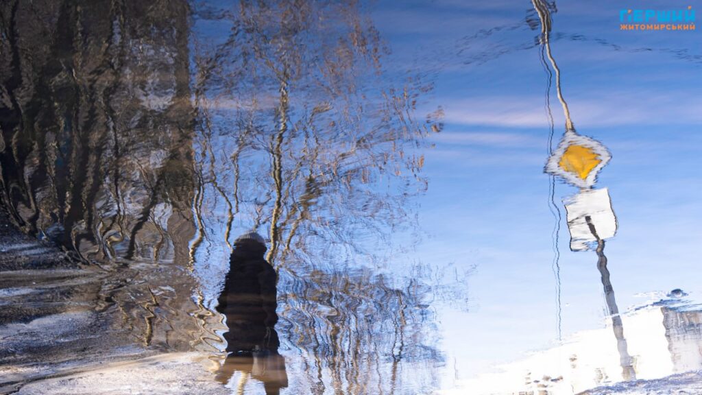 Весна наздоганяє календар: у Житомирі тане сніг, блищить вода...