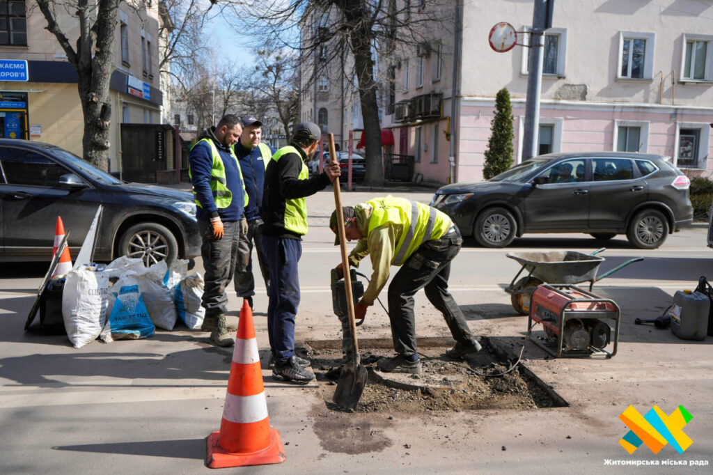У Житомирі тестують перший самонівелюючий люк: його встановили на...