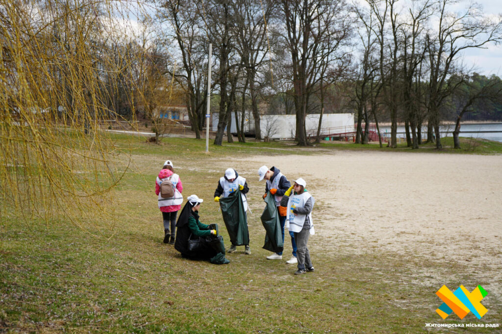 У житомирському Гідропарку прибирають берег Тетерева від мікропластику, скла...