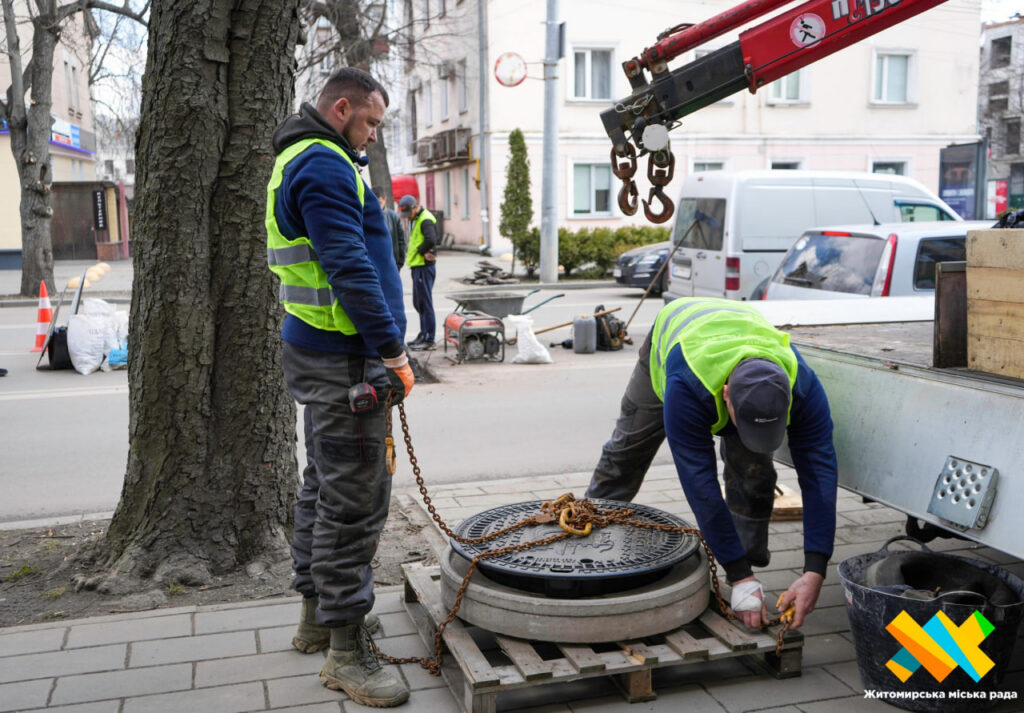 У Житомирі тестують перший самонівелюючий люк: його встановили на...