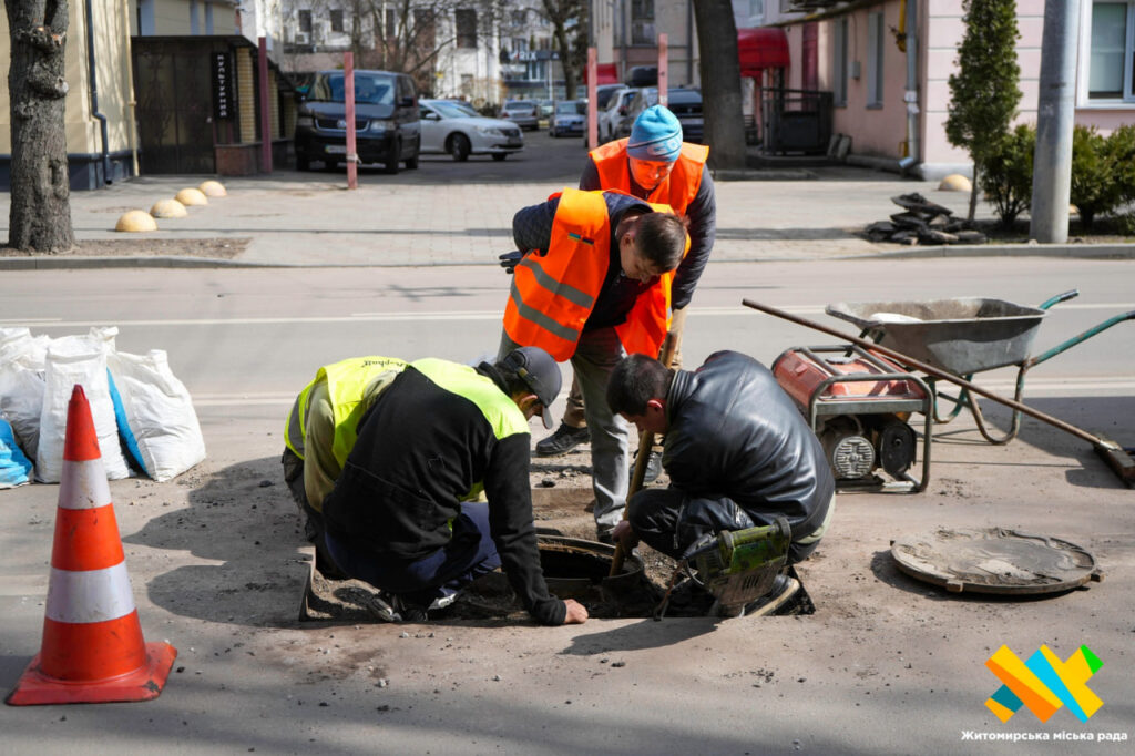 У Житомирі тестують перший самонівелюючий люк: його встановили на...