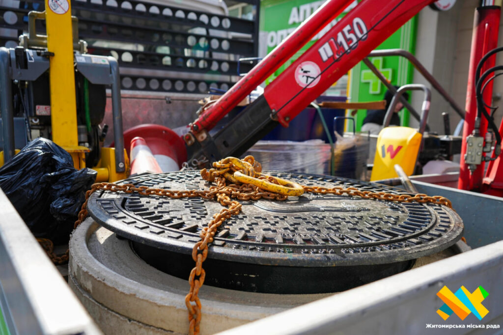 У Житомирі тестують перший самонівелюючий люк: його встановили на...