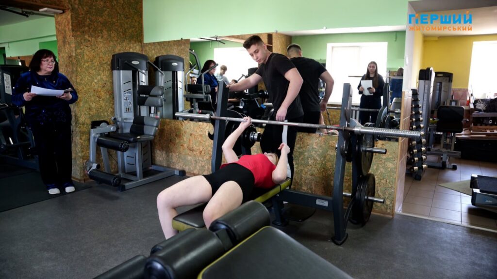 Екстремальний жим у Житомирі: молодь змагалася на кількість повторень