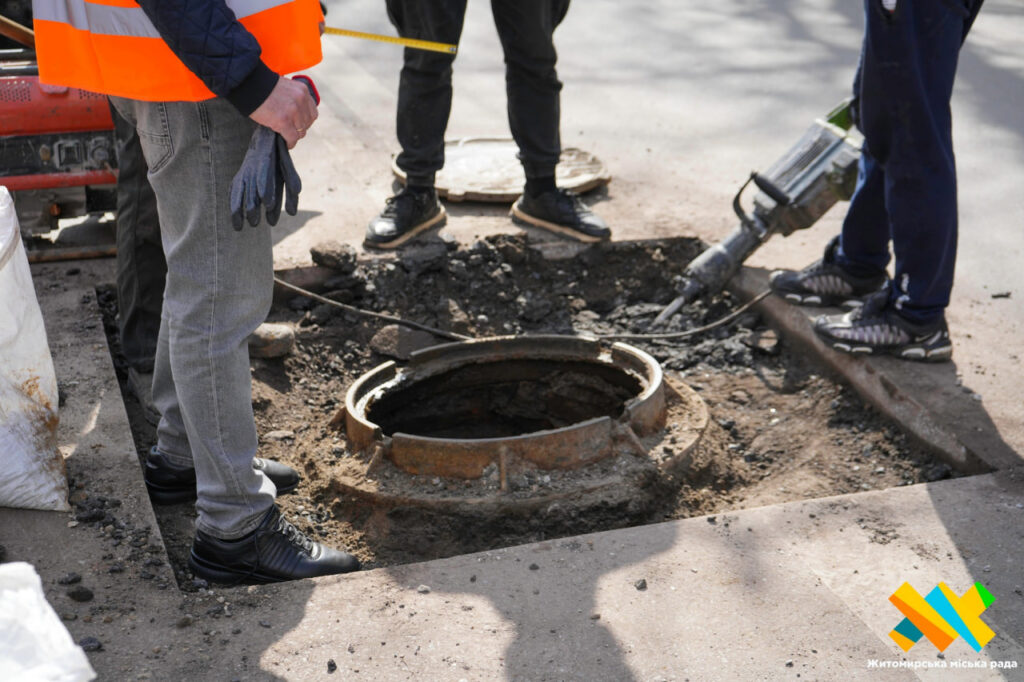 У Житомирі тестують перший самонівелюючий люк: його встановили на...