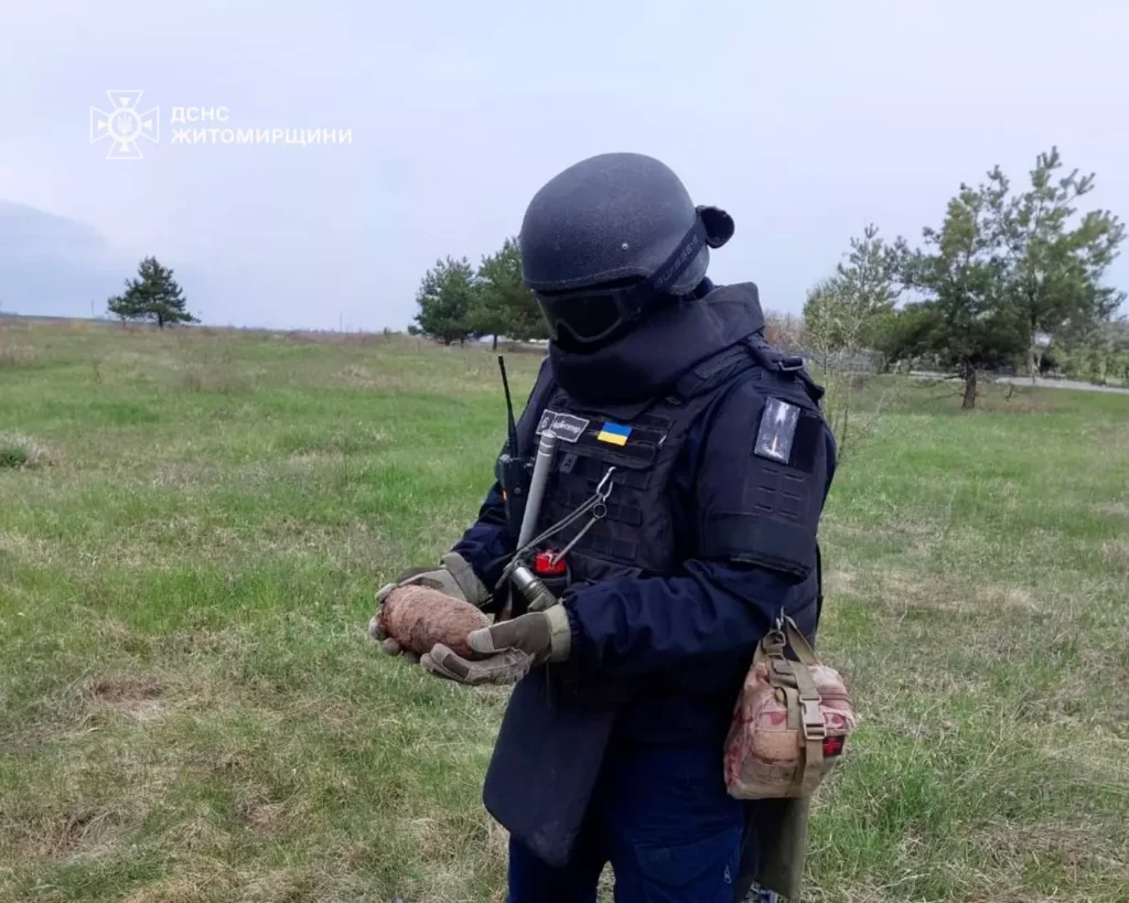 Небезпечна знахідка у полі: сапери підірвали два боєприпаси часів...