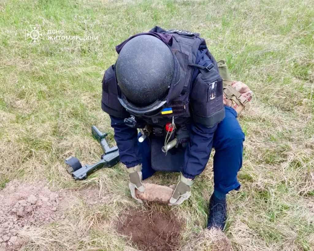 Небезпечна знахідка у полі: сапери підірвали два боєприпаси часів...