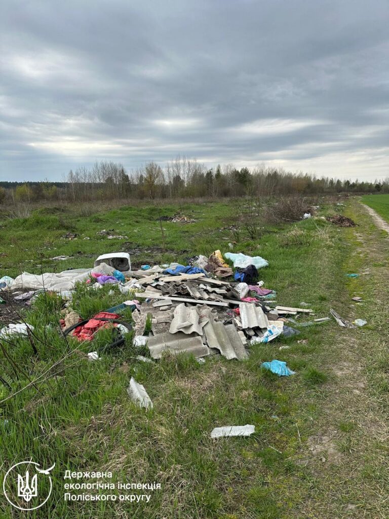 Незаконні паркани біля річок, гори сміття та весняні палії:...