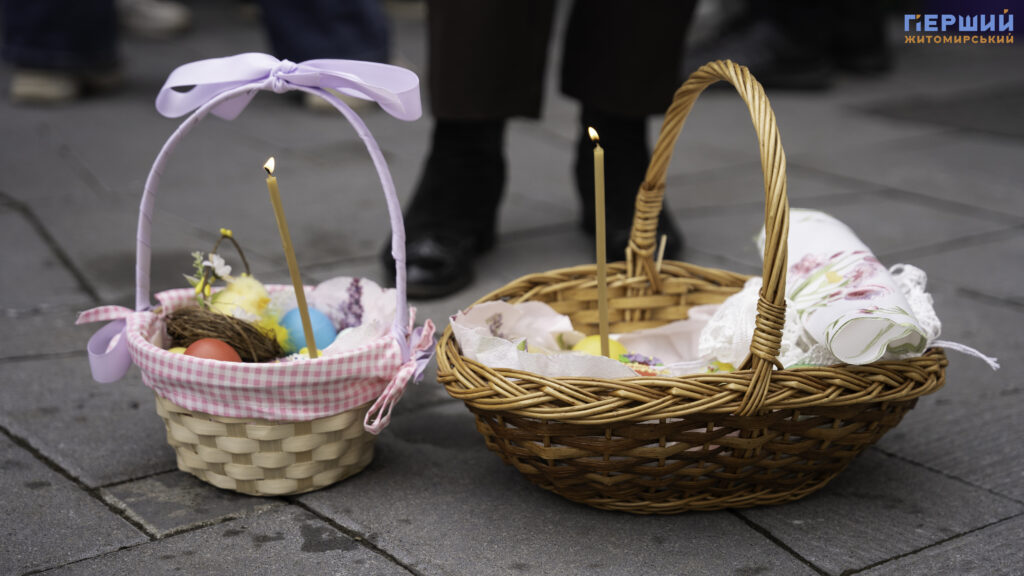 Світле свято у Житомирі: як містяни святять великодні кошики...