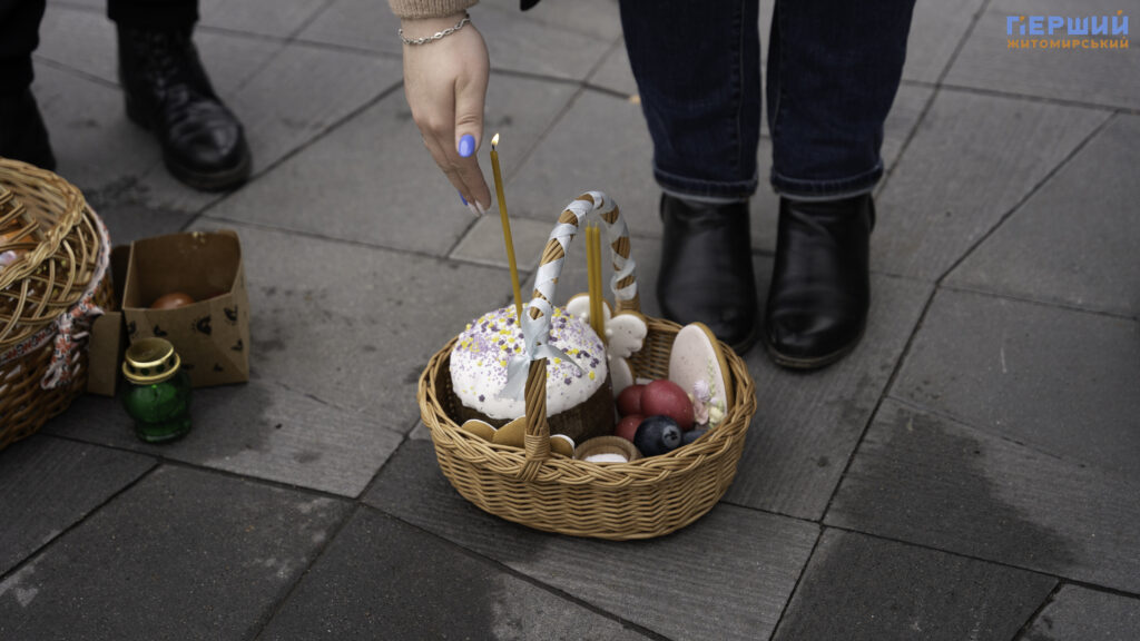 Світле свято у Житомирі: як містяни святять великодні кошики...