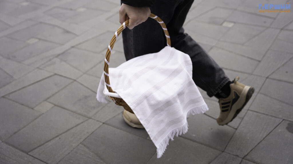 Світле свято у Житомирі: як містяни святять великодні кошики...