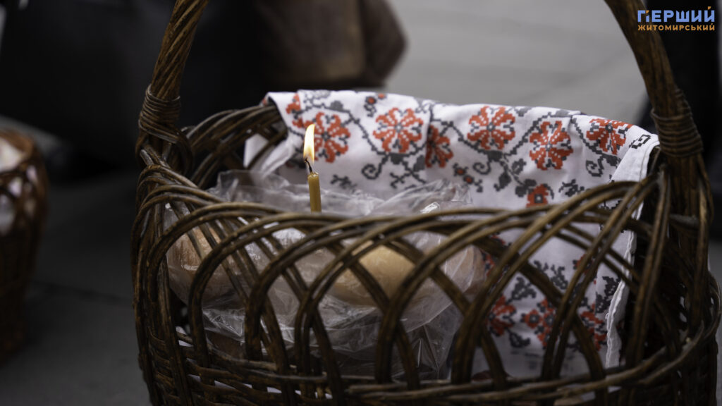Світле свято у Житомирі: як містяни святять великодні кошики...