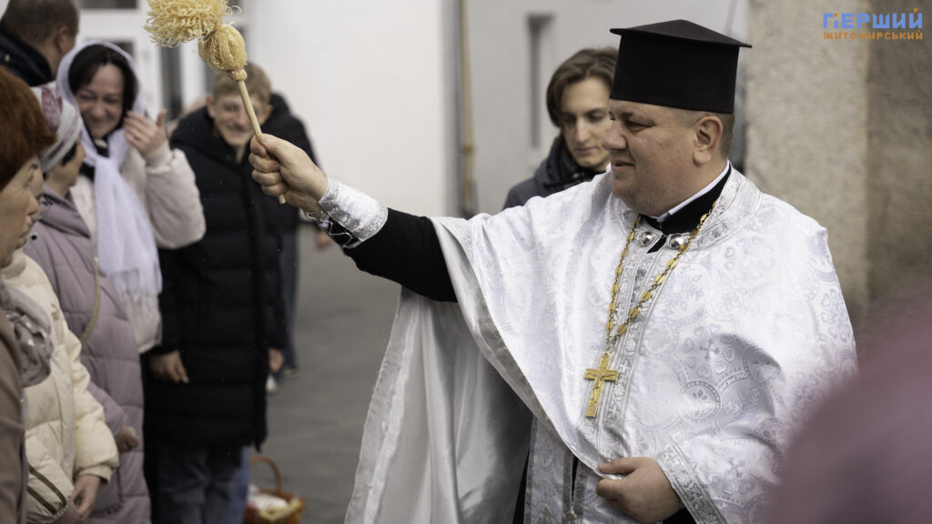 Світле свято у Житомирі: як містяни святять великодні кошики...