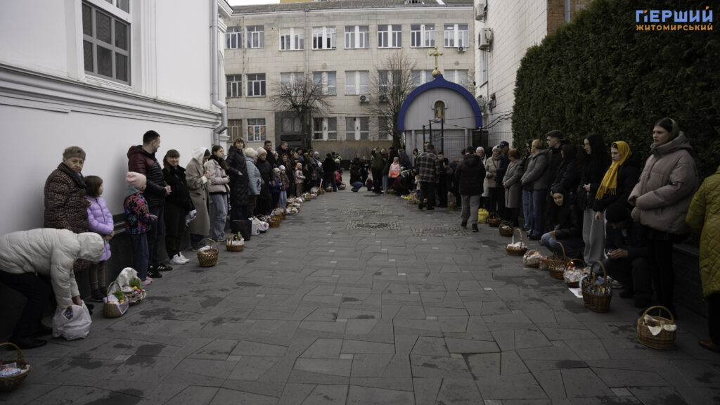 Світле свято у Житомирі: як містяни святять великодні кошики...