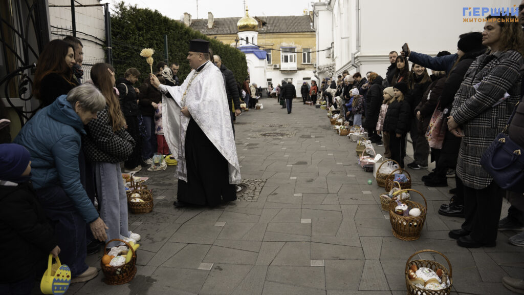 Світле свято у Житомирі: як містяни святять великодні кошики...