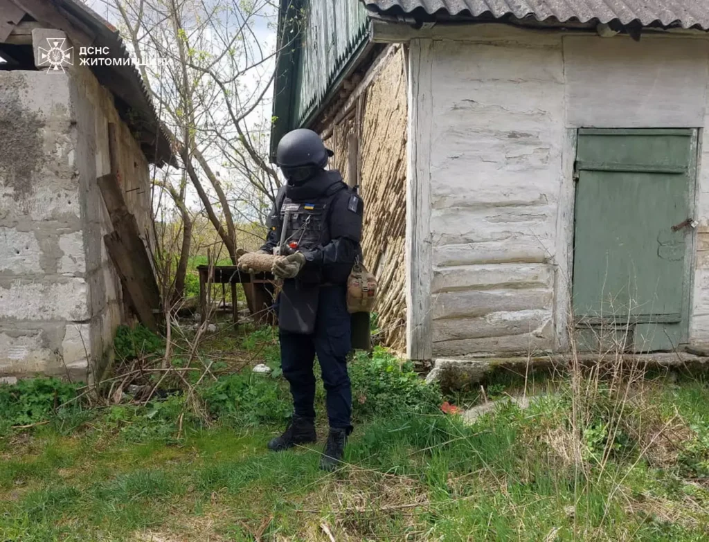 п'ять снарядів