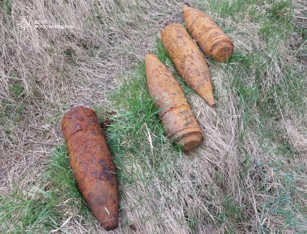 п'ять снарядів