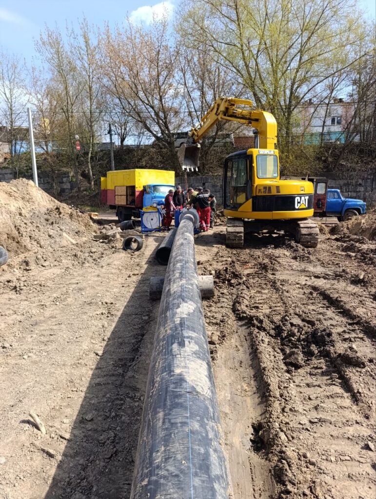 Комунальники вночі прочистили насосну станцію та оновили каналізаційний колектор...