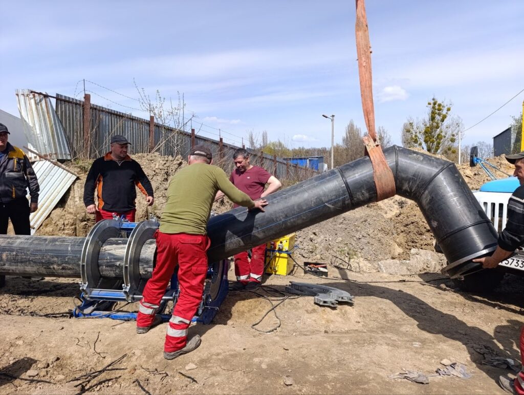 Комунальники вночі прочистили насосну станцію та оновили каналізаційний колектор...