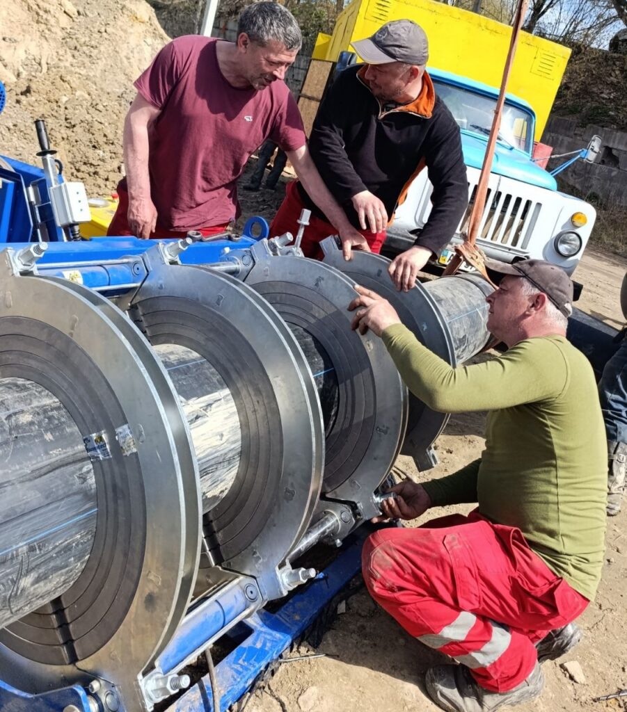 Комунальники вночі прочистили насосну станцію та оновили каналізаційний колектор...