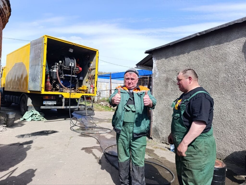 Комунальники вночі прочистили насосну станцію та оновили каналізаційний колектор...