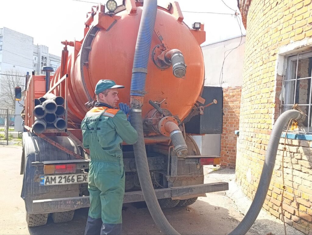 Комунальники вночі прочистили насосну станцію та оновили каналізаційний колектор...