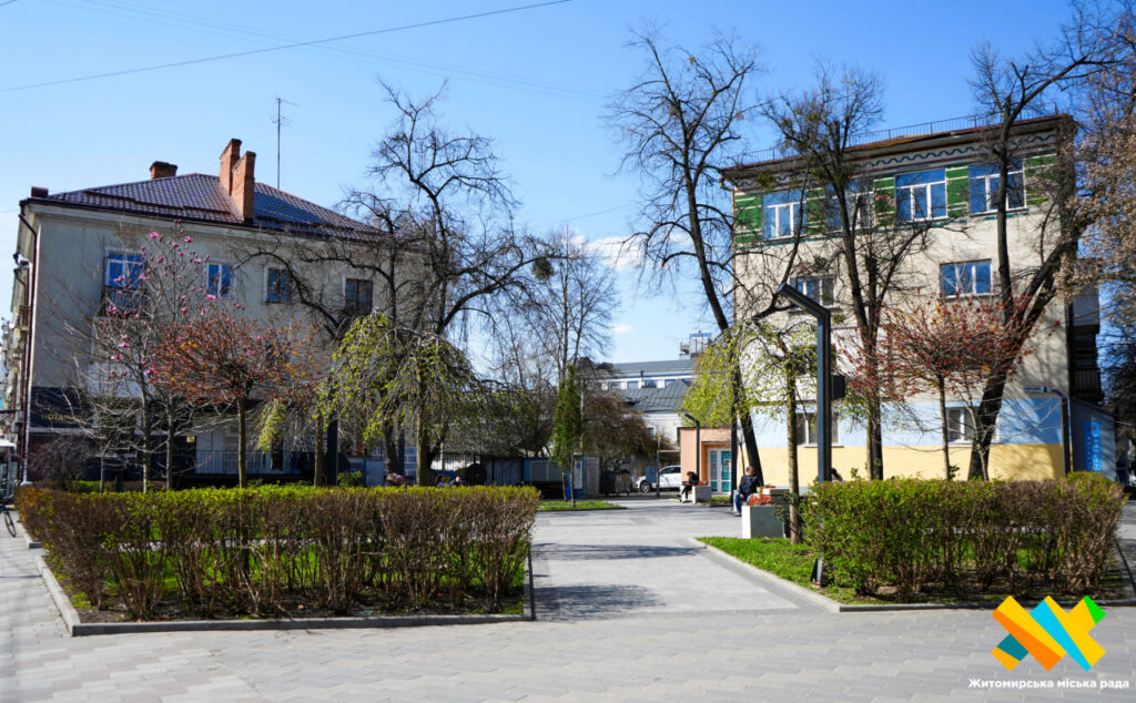 У центрі Житомира вандали понівечили молоді сосни у сквері...