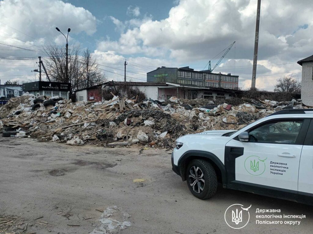 Держекоінспекція зобов’язала посадовців терміново розчистити від нелегального сміття території...