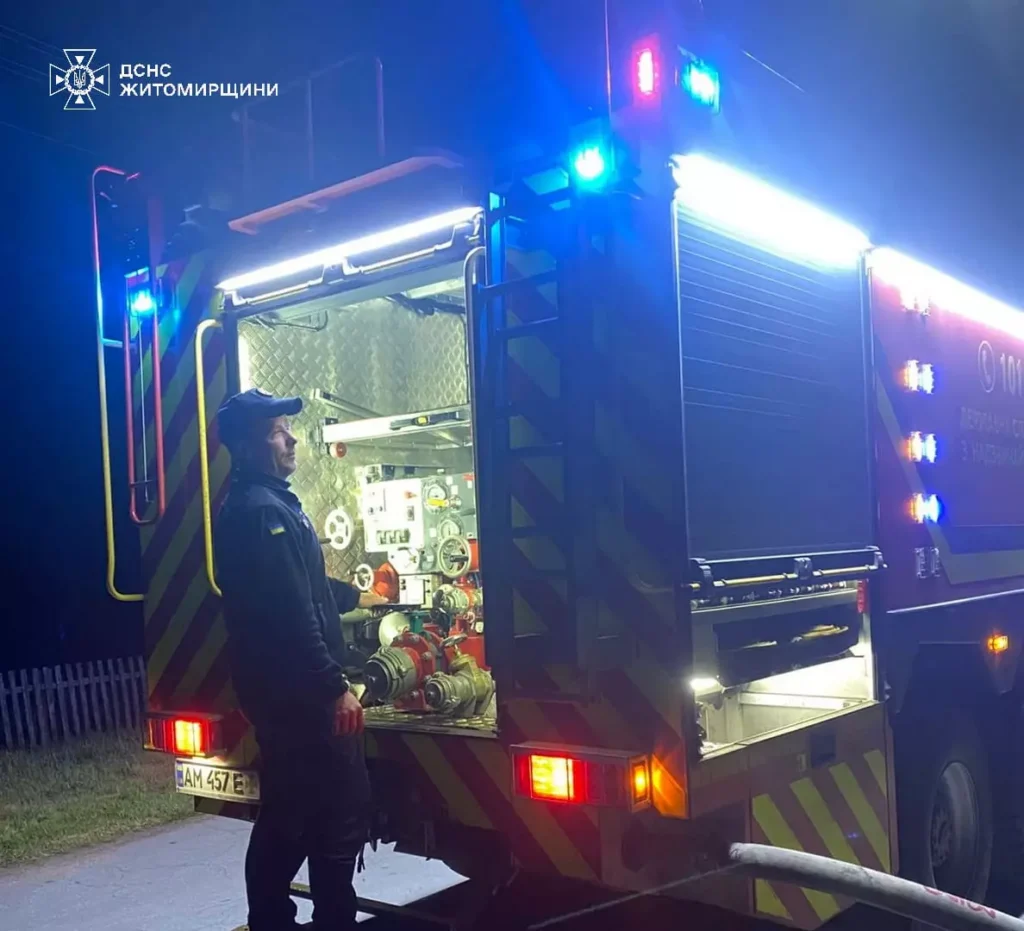 Нічна пожежа у селі Клітище: вогонь знищив дах будинку,...
