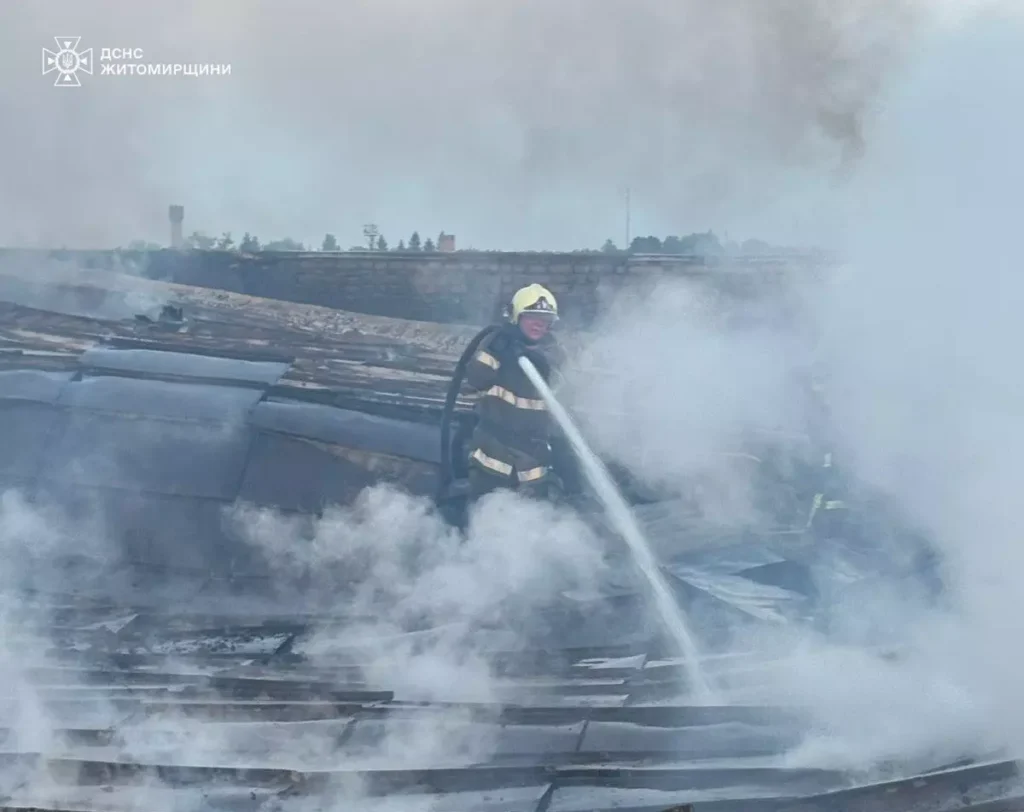 Масштабна пожежа в Олевську: вогнеборці дві години рятували сусідні...
