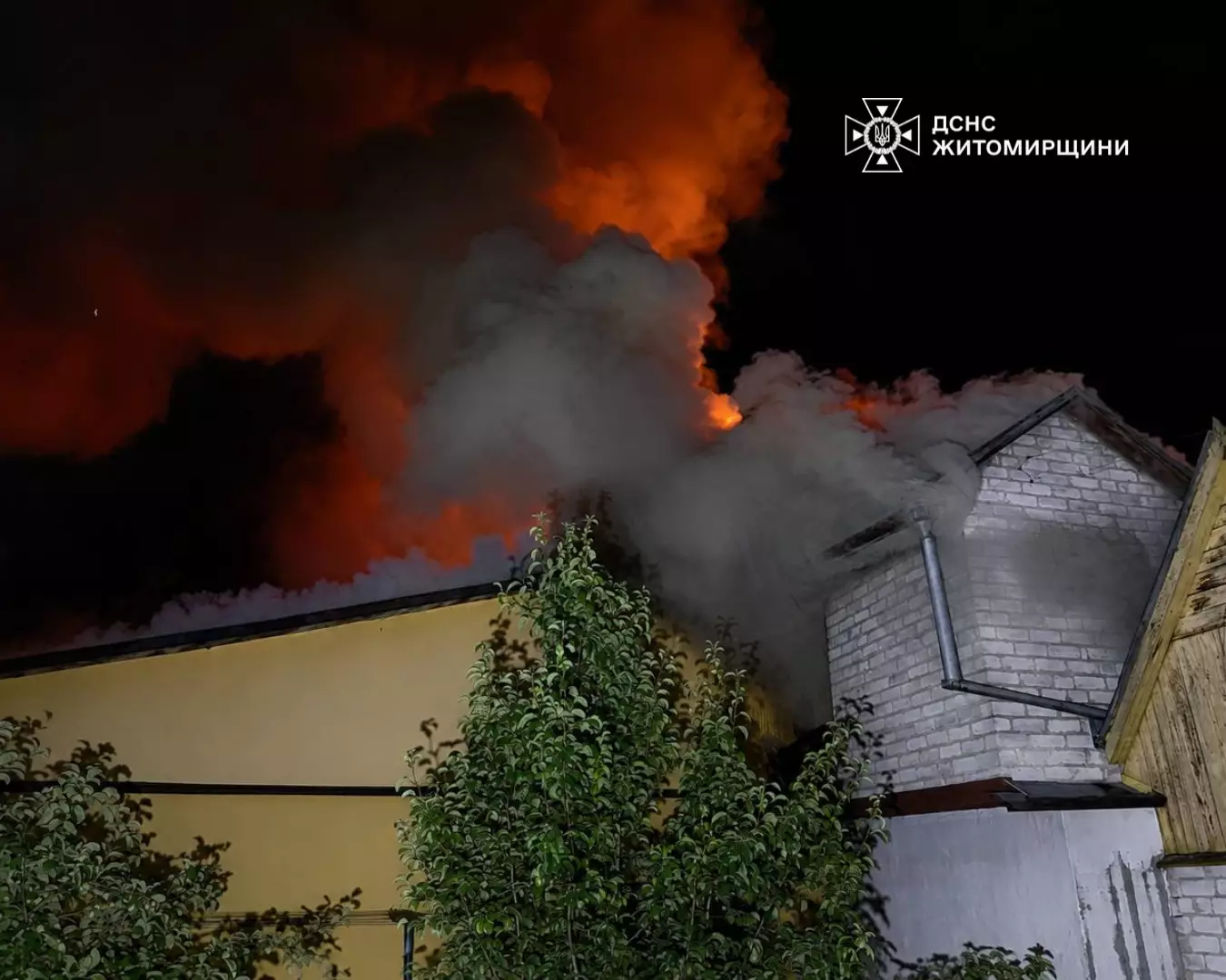 Нічна пожежа у Житомирі палає дах житлового будинку