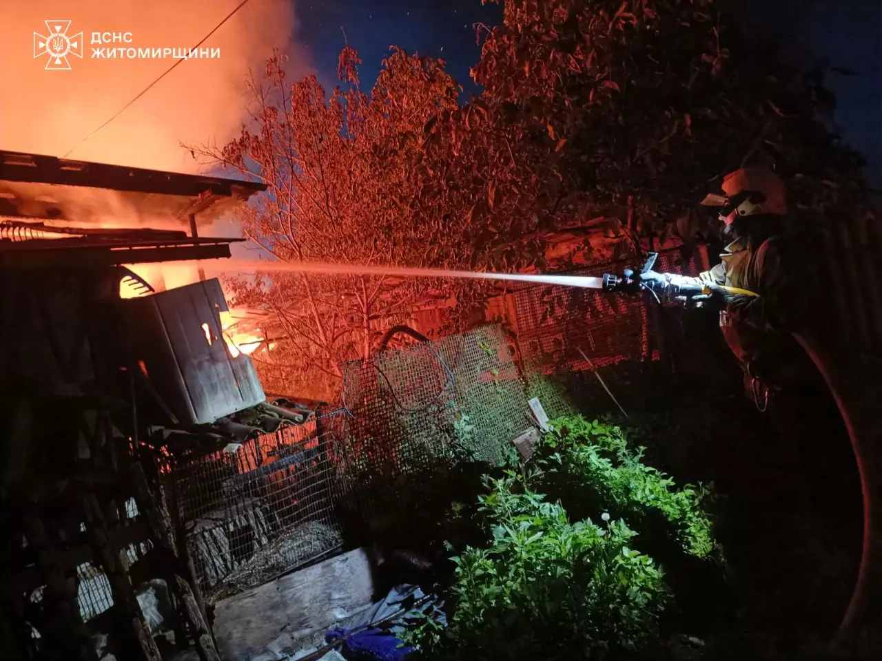 Пожежа у Житомирському районі рятувальники гасять вогонь