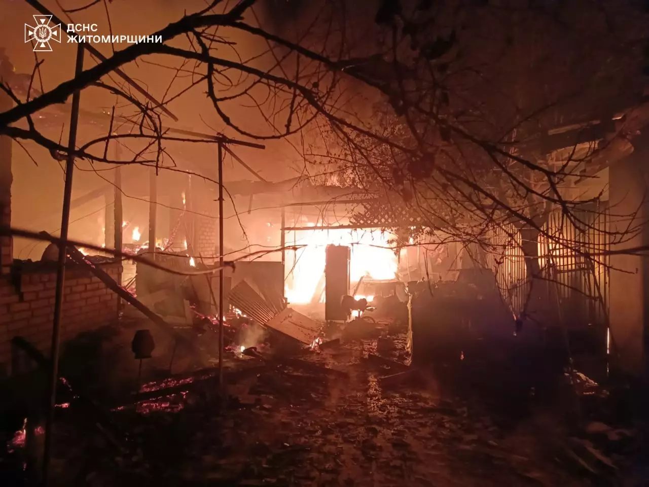 Рятувальники ДСНС ліквідовують пожежу в приватному секторі