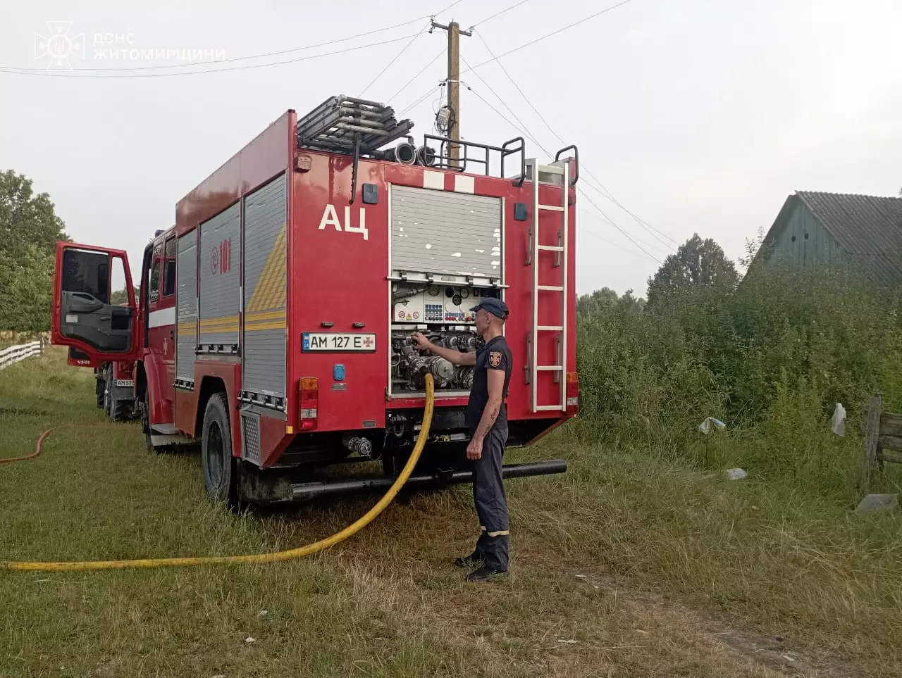 Робота рятувальників ДСНС на даху будівлі