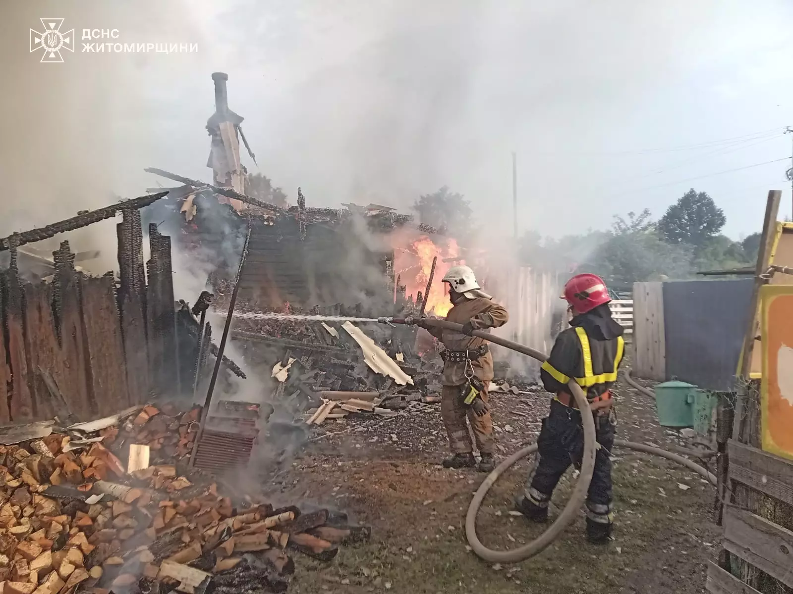 Пожежні автомобілі на місці події у селі Велика Глумча