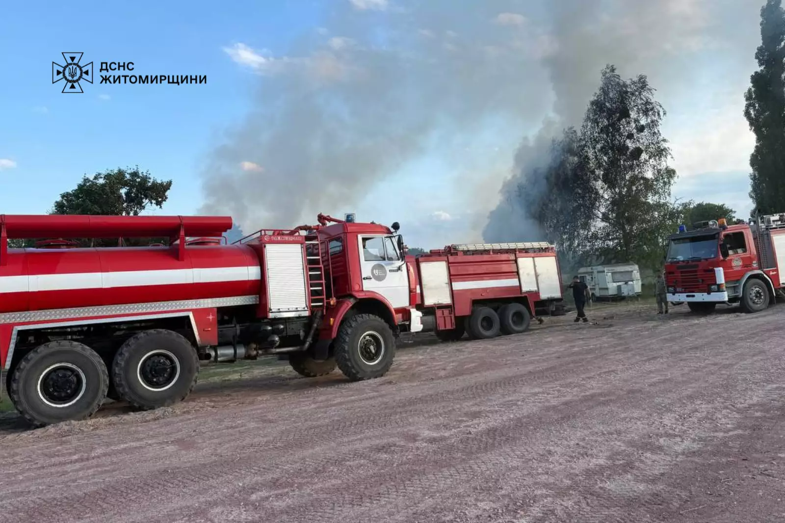 Рятувальники ДСНС ліквідують пожежу на Коростенщині