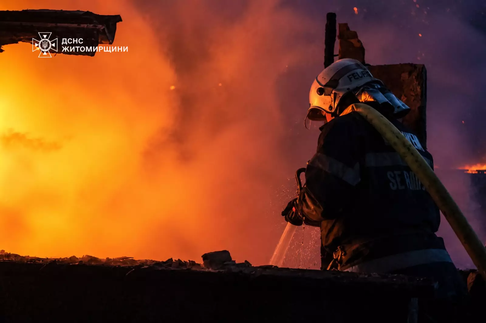 Рятувальники ДСНС на місці ліквідації пожежі