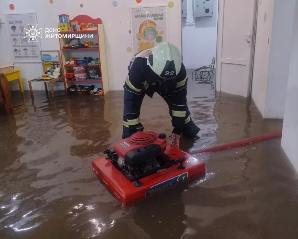 відкачували воду