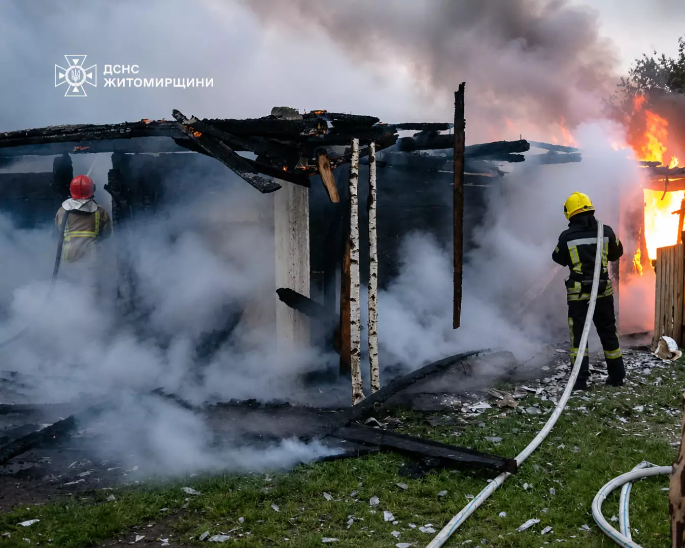 Робота рятувальників ДСНС на місці пожежі